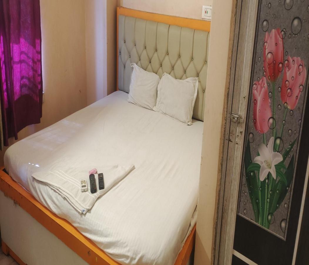 Staymaker Tirupati Guest House Kolkata Exterior photo